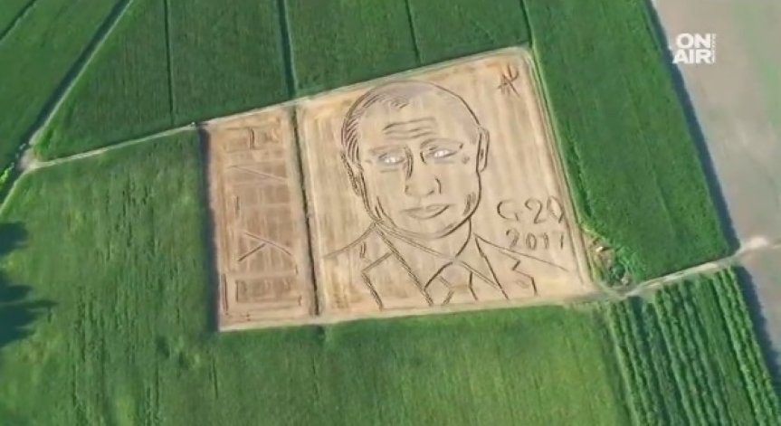Необичаен портрет: 135-метров Путин на поле във Верона