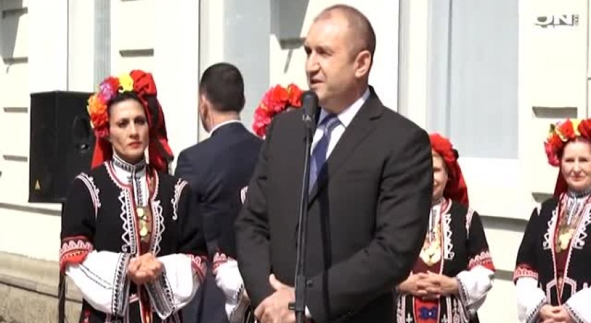 Радев към Борисов: Армията не е заплаха за демокрацията у нас