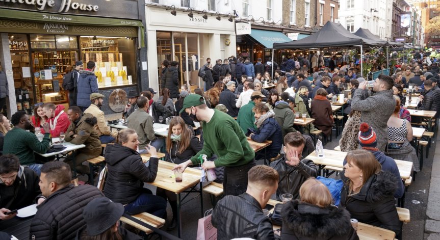 Всеки пети във Великобритания е с Ковид-19, милиони чакат за планови операции