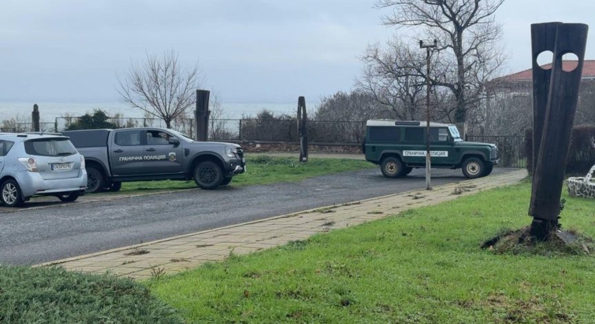 Бурно море и лошо време: Танкерът край Ахтопол остава блокиран