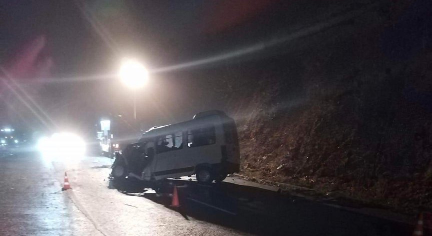 Шофьорът на буса, ударен от ТИР в Хаинбоаз, и 12- годишно момче са с опасност за живота