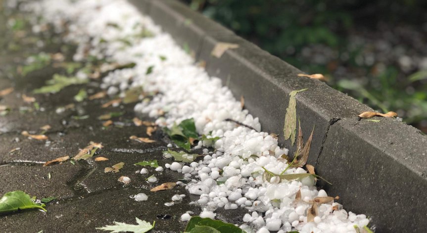 Описват щетите от градушката в Ловешко, улици са наводнени, а хора - без ток