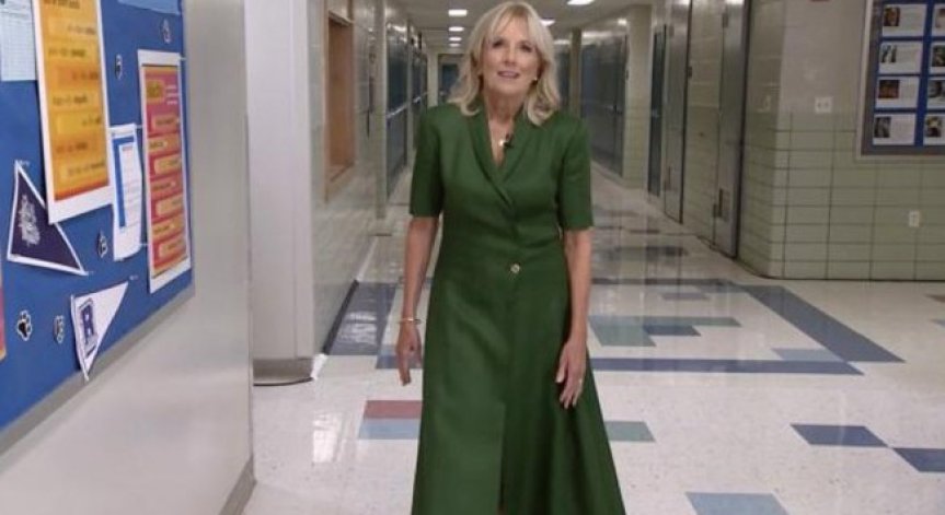 Модните критици впериха поглед в жената до Джо Байдън