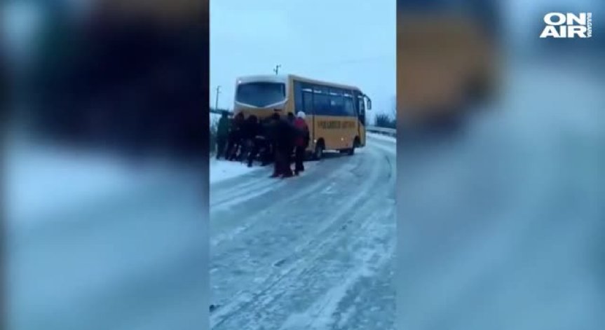 Силистренско: Ученици бутат автобус по заледен път 