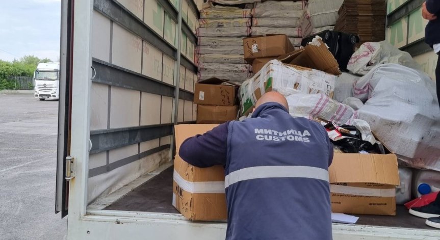 Задържаха 99 000 