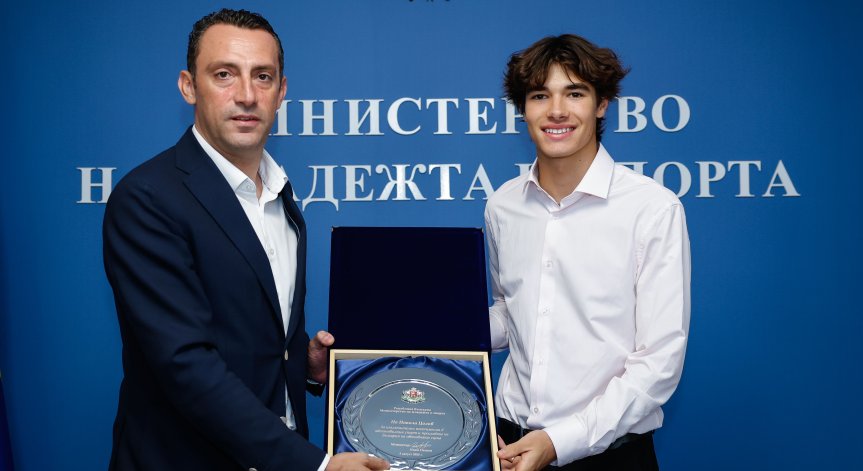 Постижима цел е бъдещо участие във Формула 1, убеден е спортният министър.