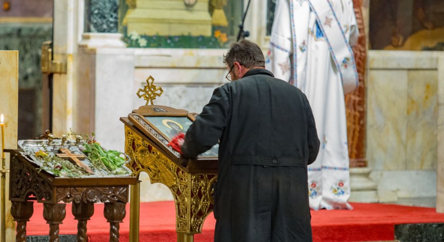 Православната църква отбелязва Покров на Пресвета Богородица. 