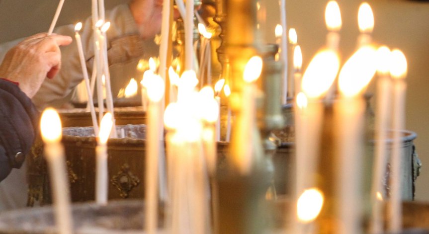 Вярващите се обръщат с молитви за защита от нещастия.