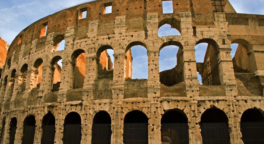 По българските стъпки: Задържаха швейцарка, решила да драска по Колизеума