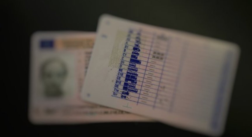 Към момента са засегнати ускорената и бързата услуга за издаване и замяна на свидетелство за управление на МПС.
