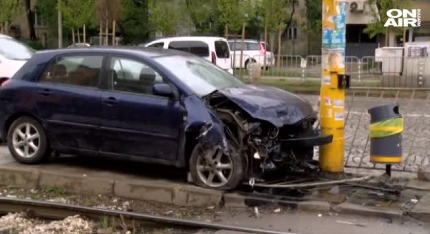 Пияна жена зад волана заби колата си в стълб на столичен булевард