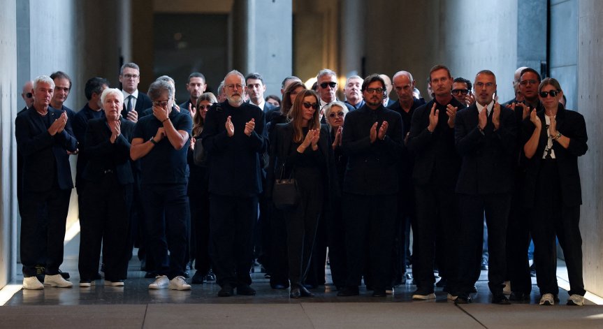 Изпратиха с аплодисменти Джорджо Армани, Милано потъва в траур (+СНИМКИ)