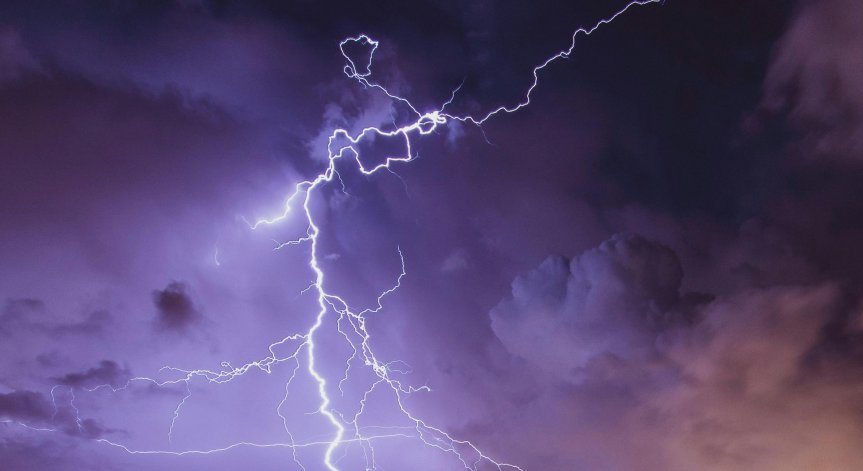 Мълния повреди част от тролейбусната мрежа в Русе