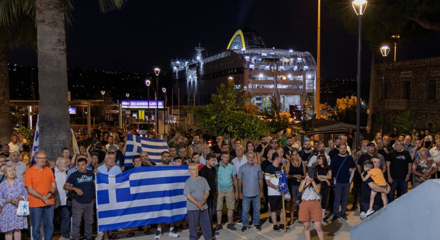 Демонстрантите на пристанището в Агиос Николаос развяваха транспаранти.