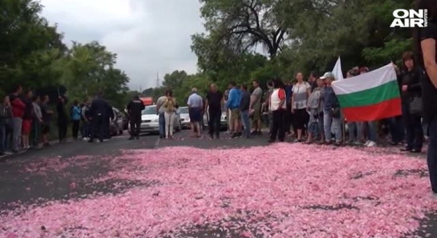 Розопроизводителите блокират пътя при Стрелча с протест!