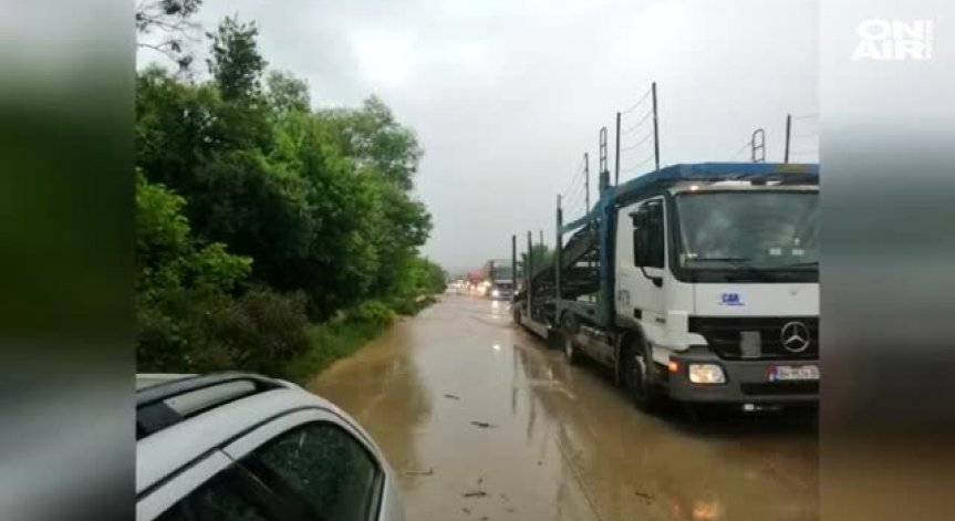 Река Моравишка наводни международния път Е-79 край Мездра