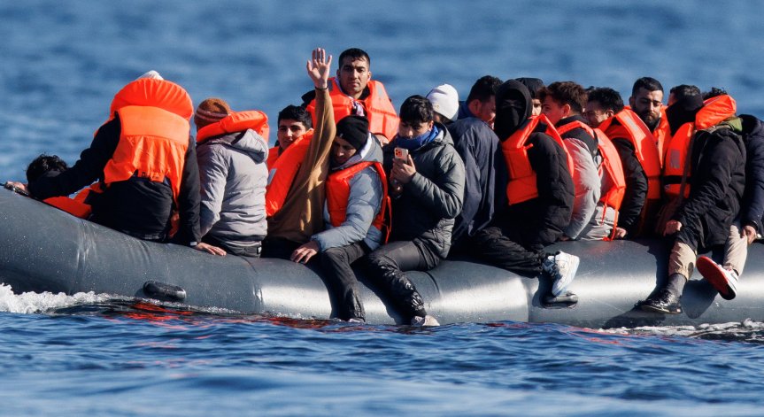 Гумена лодка с мигранти потъна край Турция, загинаха и деца