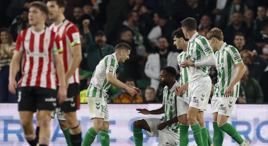 Антони стартира в титулярния състав.