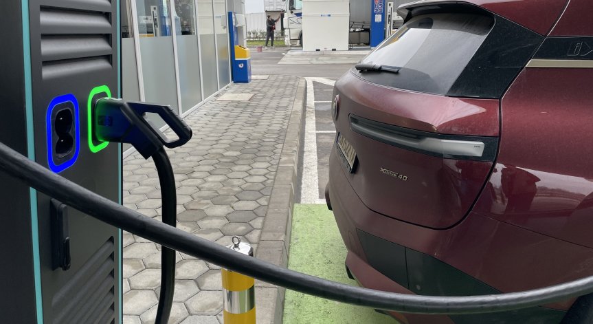 Скок в продажбите на електромобили, драстично намалява потреблението на петрол