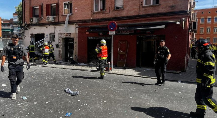 Издирват се хора, затрупани под отломките.