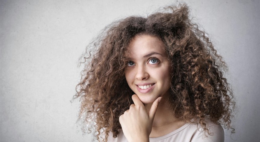 Елементарни трикове за поддръжка на къдрава коса