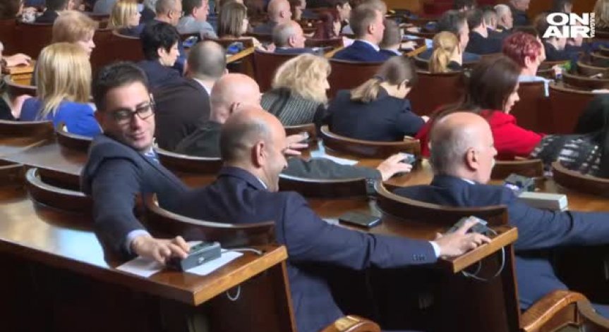 Депутатите излязоха във великденска ваканция - но ще почиват ли? 