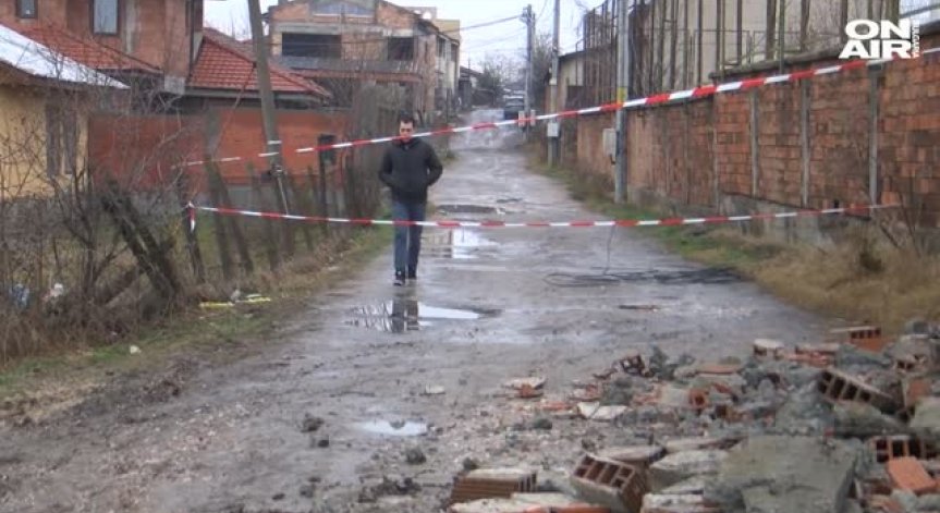 Срути се оградата на гимназията по строителство в Хасково
