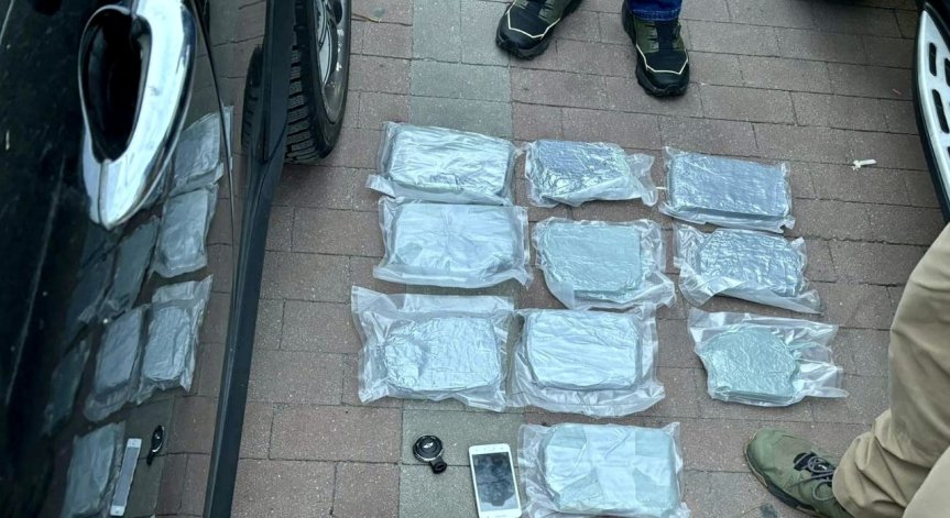 На място са установени и иззети са 17 килограма бяло прахообразно вещество.