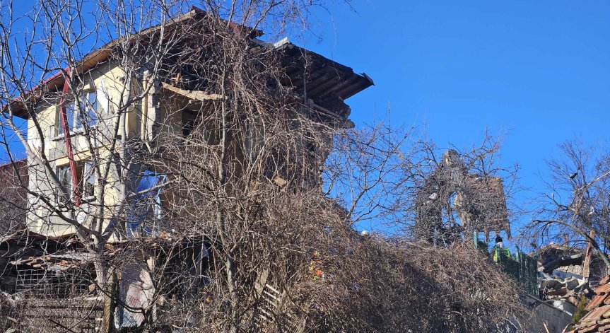 От снимки на инцидента се вижда, че къщата е срутена от едната страна.