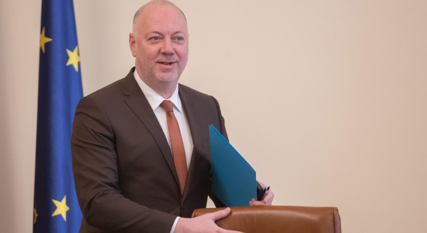 По думите му нескончаемият брой посредници засяга както производителите, така и потребителите.