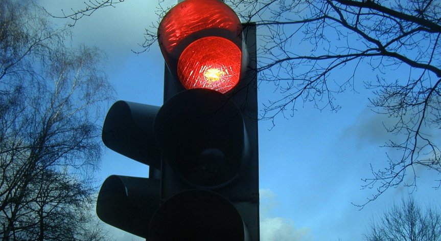 Наш съд задължи българин да плати 100 евро - не спрял на червен светофар в Нидерландия