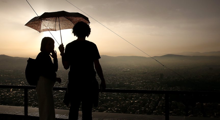 Туристи и местни търсят спасение от рекордните горещини в Гърция