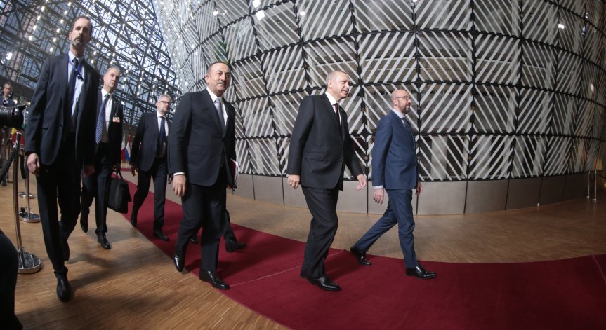 ЕС към Ердоган: Турция получава помощ, но само ако спре мигрантите