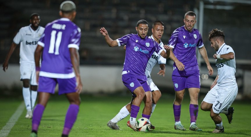 Варненци, които допуснаха първо поражение от август насам, се намират на трето място в класирането с 19 точки. 