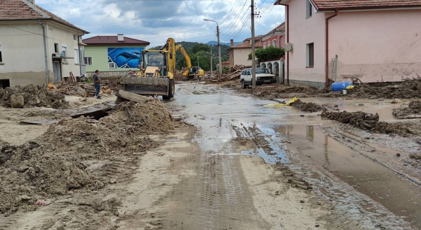 Армията все още е в Карловско, отпуснаха 10 млн. лв. за най-пострадалите общини