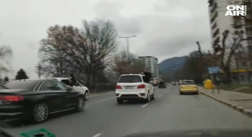 Младежи с бутафорни калашници изкараха акъла на Асеновград