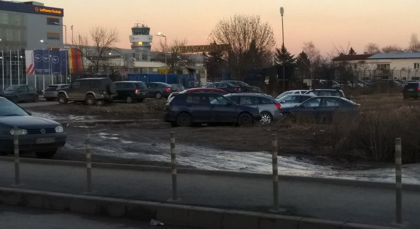 HelpBook: Паркиране в тревни площи, а след това кал и мръсотия