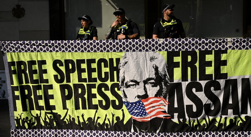 На крачка от екстрадиция в САЩ: Какво се случва с Джулиан Асанж?