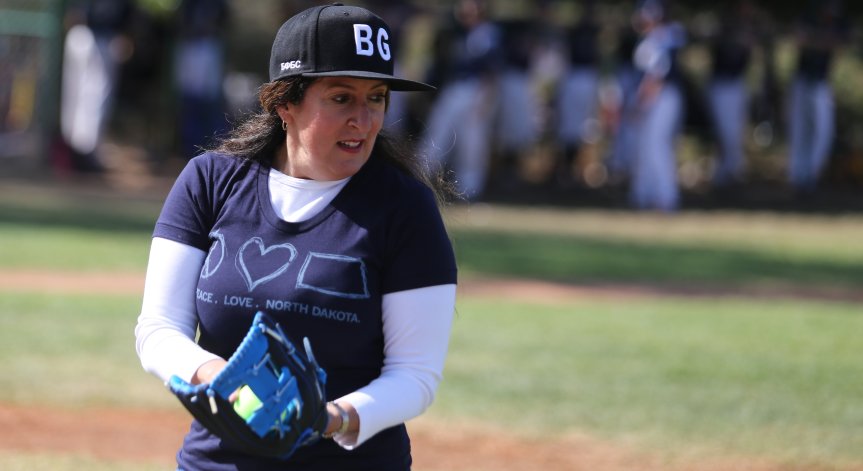 Херо Мустафа откри с първо хвърляне финала на турнир по бейзбол в София