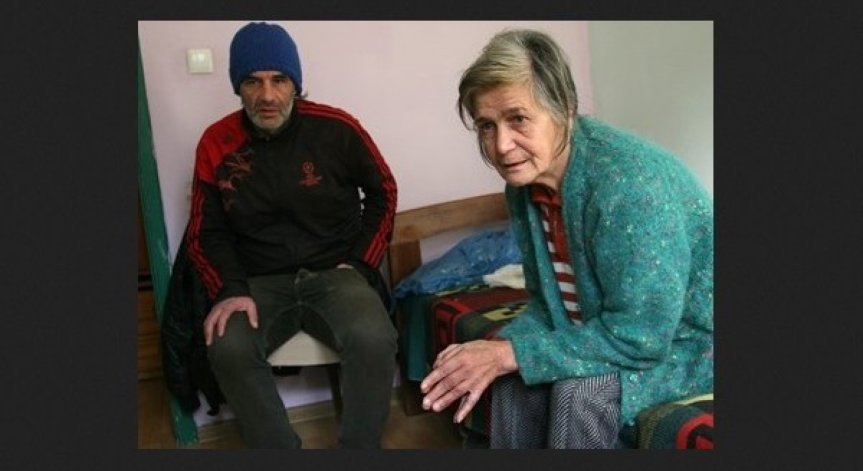 Учителка и психично болният ѝ син останаха без дом – настаниха ги в приют