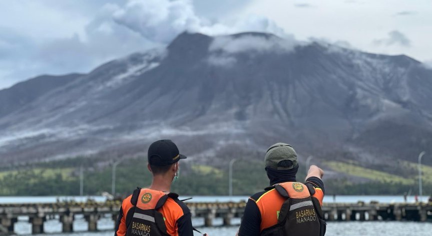 Вулкан изригна в Индонезия - нанесе щети и наложи евакуация