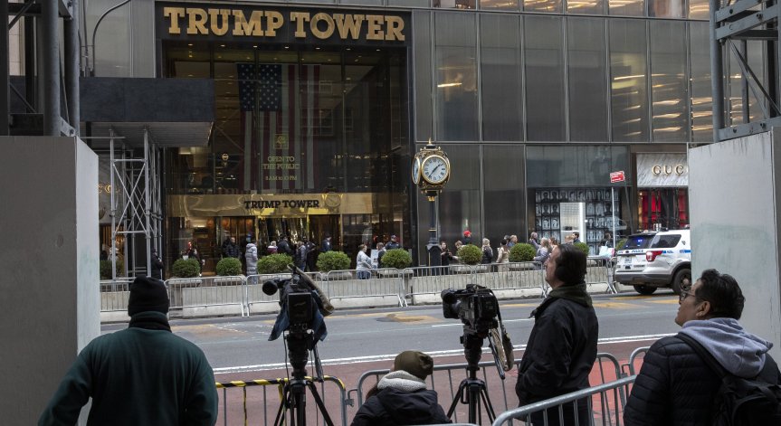 Заплашват порнозвездата, обвинила Тръмп в подкуп, с убийство