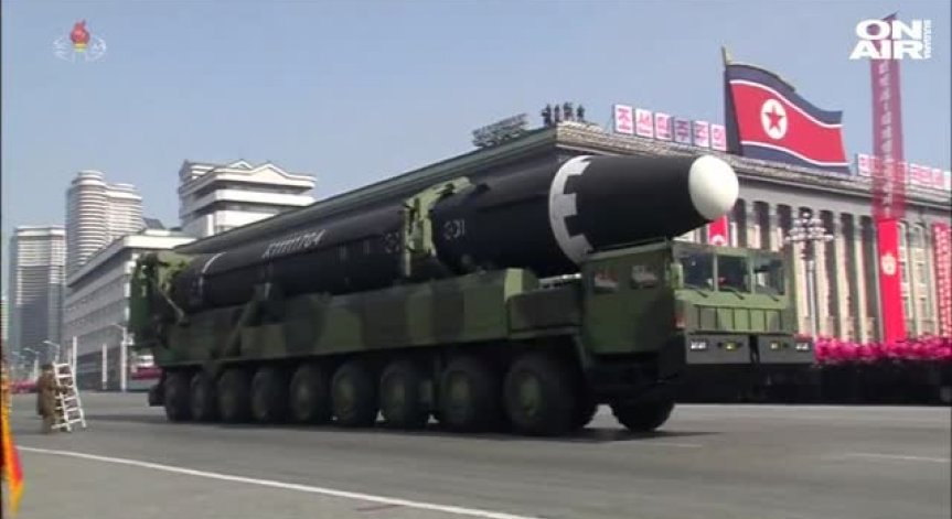 Ден преди откриването на Олимпиадата-военен парад в Пхенян