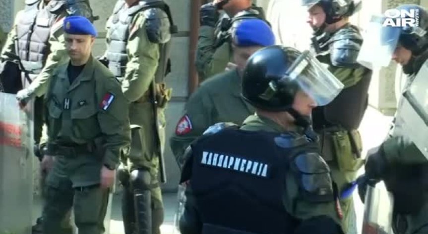 Сръбският президент отстъпи пред исканията на опозицията