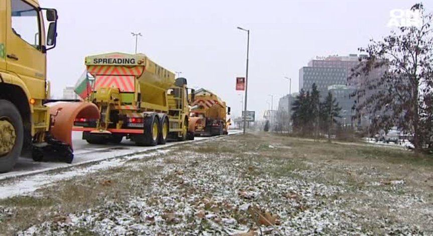 Снежна виелица в София, 160 снегорина разчистват столицата