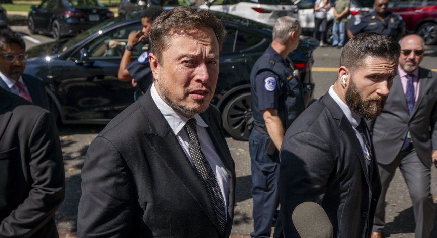 Мъск завел тайно дело срещу Граймс за родителски права на трите им деца