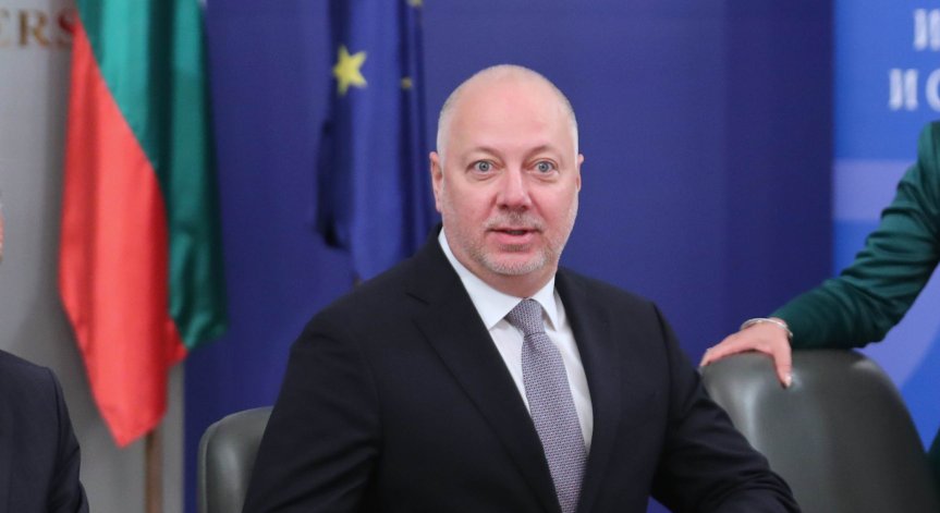 Три са, по думите му, основните стожери в ЕС – сигурност, инвестиции и справедлив социален преход.