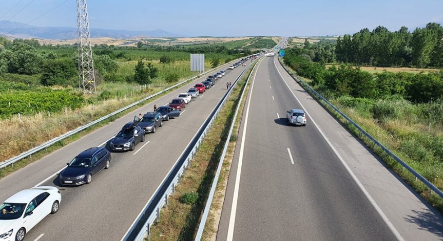 До 15 км стигна опашката на 
