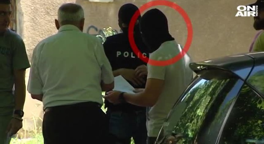 Задържаха двама столични полицаи за разпространение на наркотици