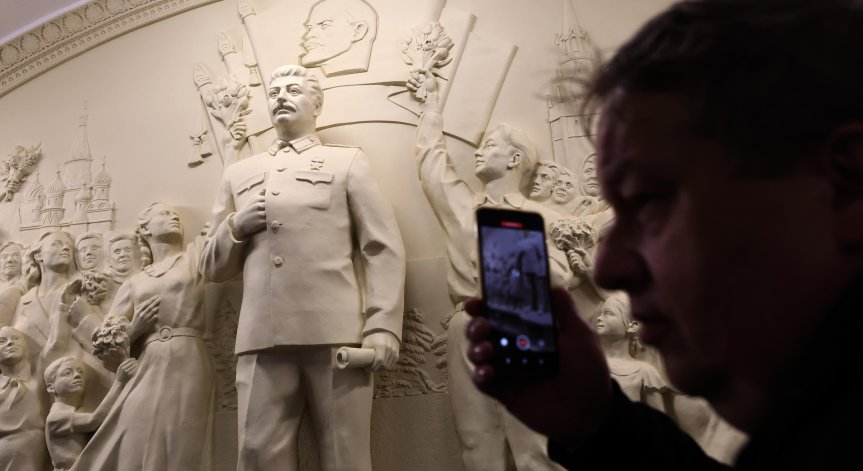 Напрежение заради нов паметник в метрото в Москва.